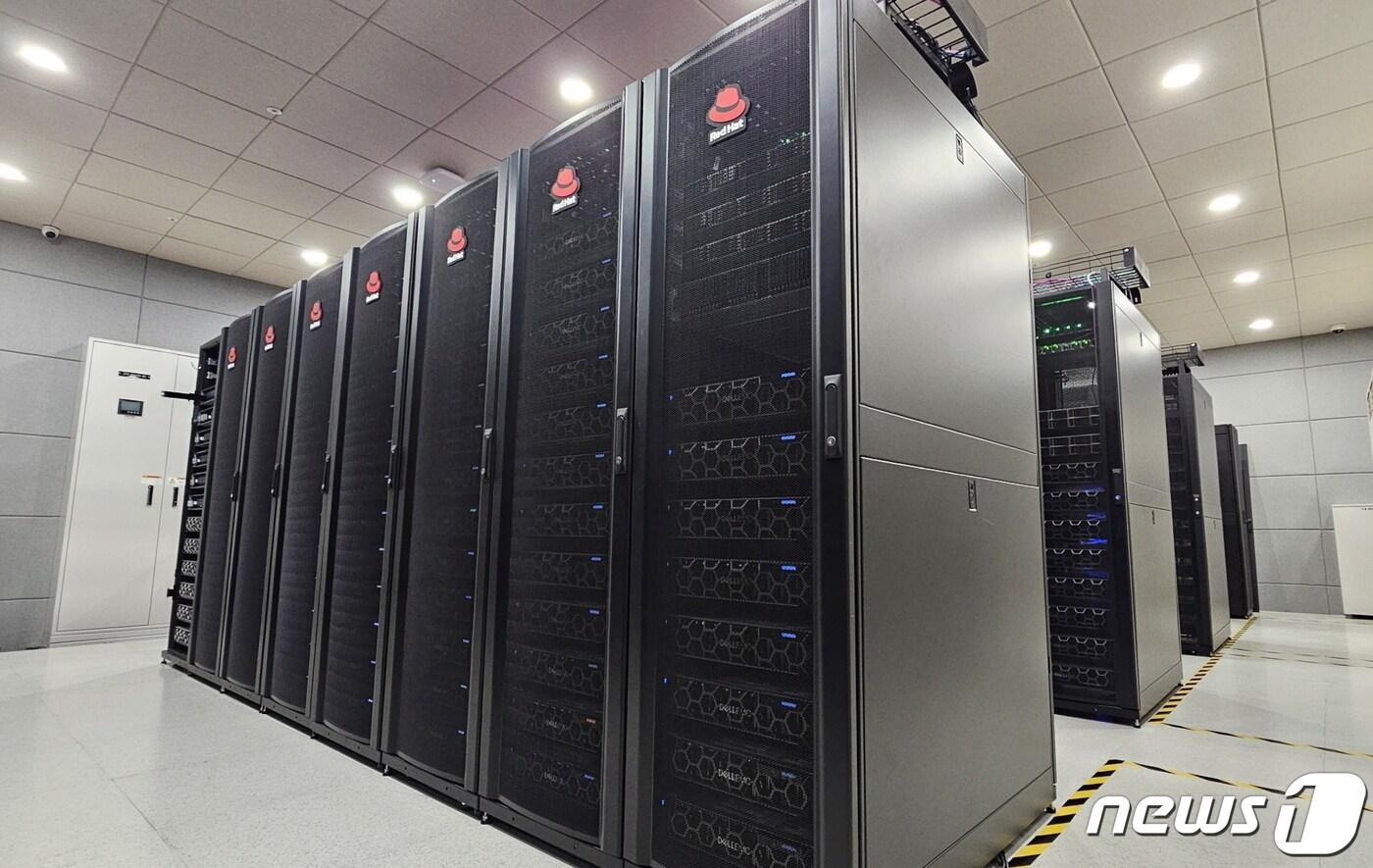  삼성전자 화성캠퍼스에 위치한 SMRC(삼성 메모리 리서치 센터)에서 레드햇과 업계 최초 CXL 메모리 동작 검증을 마쳤다. (삼성전자 제공)