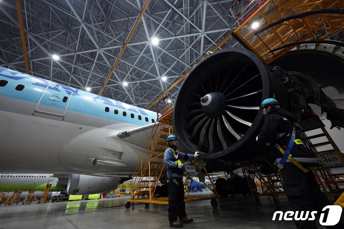 본문 이미지 - 대한항공 항공기 정비격납고에서 항공기 엔진을 점검하고 있다. 2023.12.27/뉴스1 ⓒ News1 박정호 기자