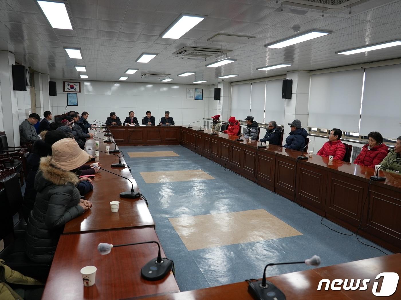 본문 이미지 - 단양 삼둥지 권역 주민 30여명이 단양군청을 방문해 달맞이길 침수, 결빙 대책을 요구하고 있다. 