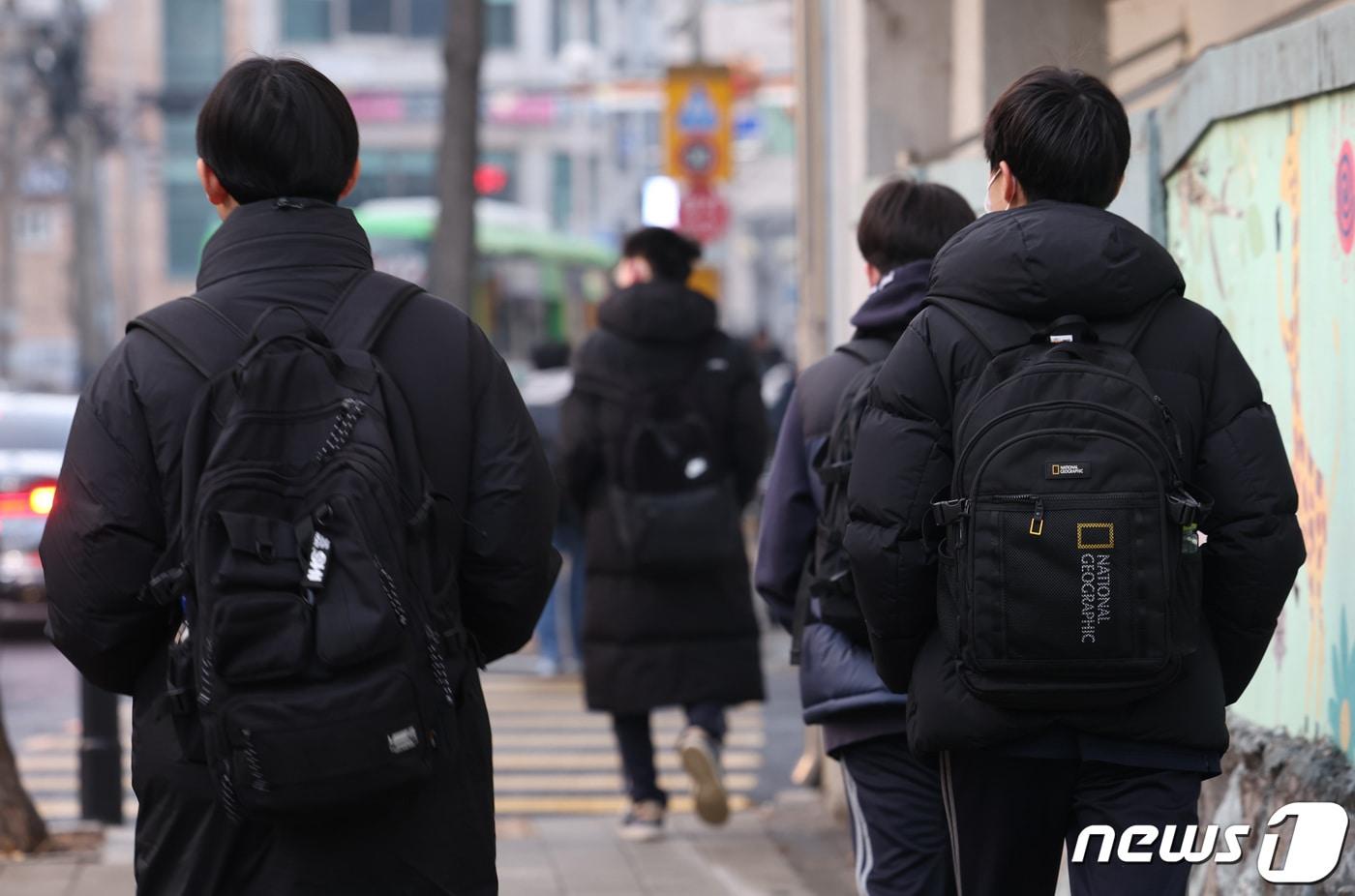 본문 이미지 - 사진은 서울 시내의 한 중학교에서 학생들이 등교를 하는 모습. 2026.06.10 ⓒ 뉴스1 김민지 기자