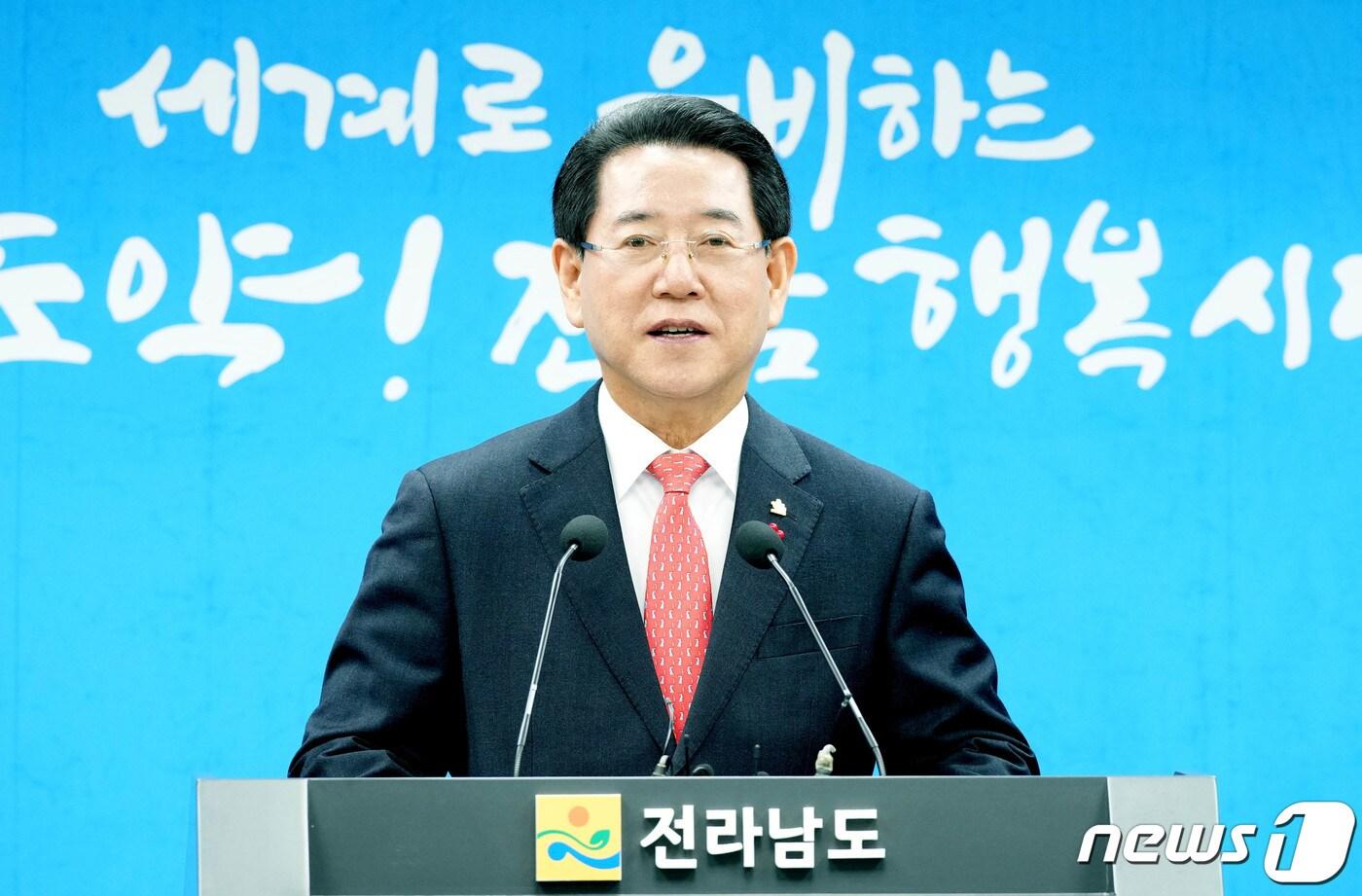 본문 이미지 - 김영록 전라남도지사가 27일 도청 브리핑룸에서 2023년 송년 기자간담회를 갖고 2023년도 주요 성과와 2024년도 도정방향에 대해 발표하고 있다.(전남도 제공) 2023.12.27/뉴스1 