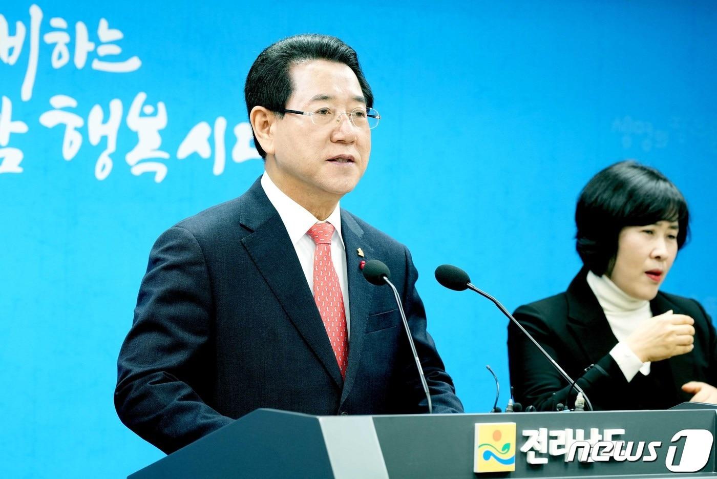본문 이미지 - 김영록 전라남도지사가 27일 도청 브리핑룸에서 2023년 송년 기자간담회를 갖고 2023년도 주요 성과와 2024년도 도정방향에 대해 발표하고 있다.(전남도 제공) 2023.12.27/뉴스1