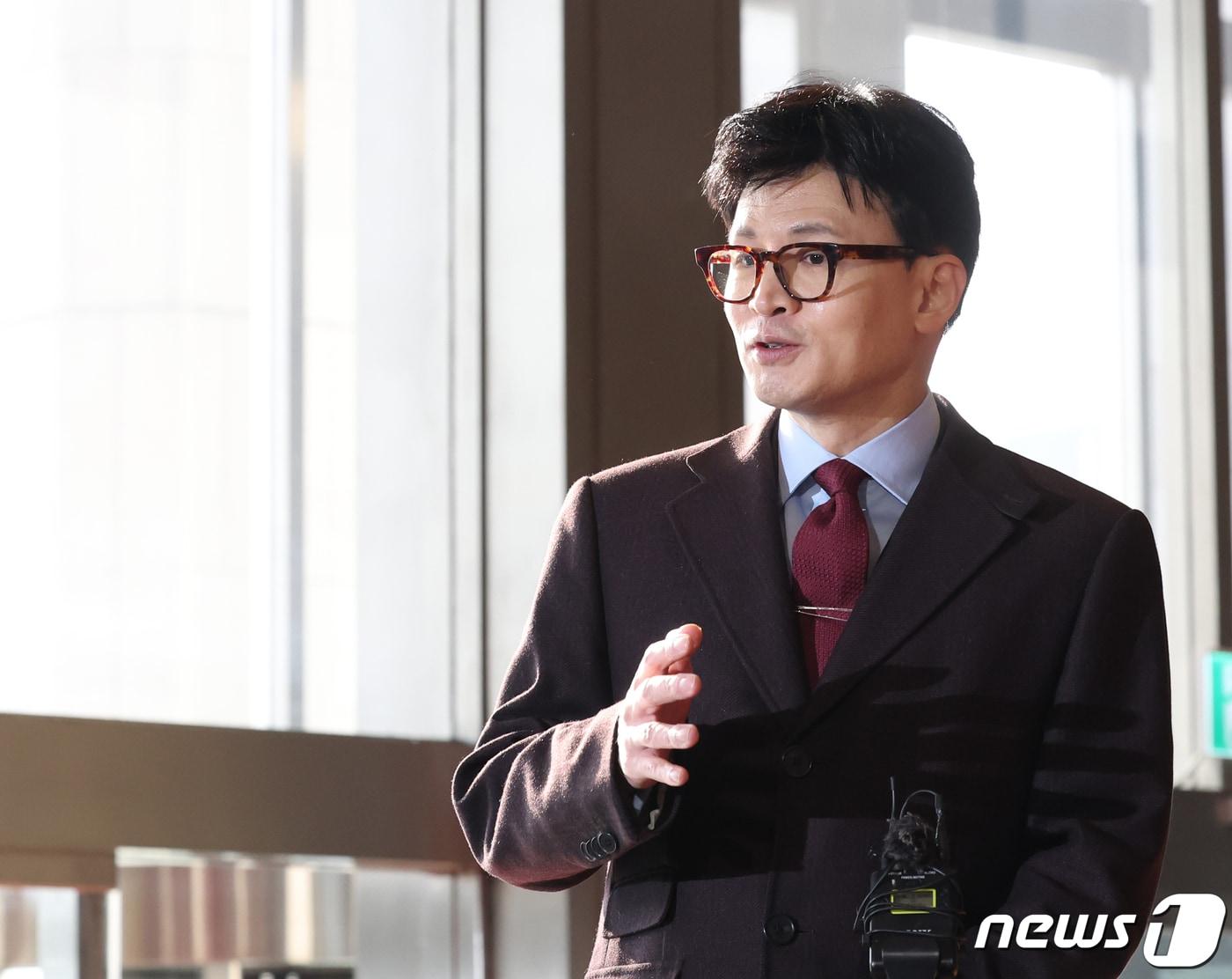 본문 이미지 - 한동훈 국민의힘 비상대책위원장이 27일 서울 여의도 국회에서 취재진의 질문을 받고 있다. 2023.12.27/뉴스1 ⓒ News1 송원영 기자
