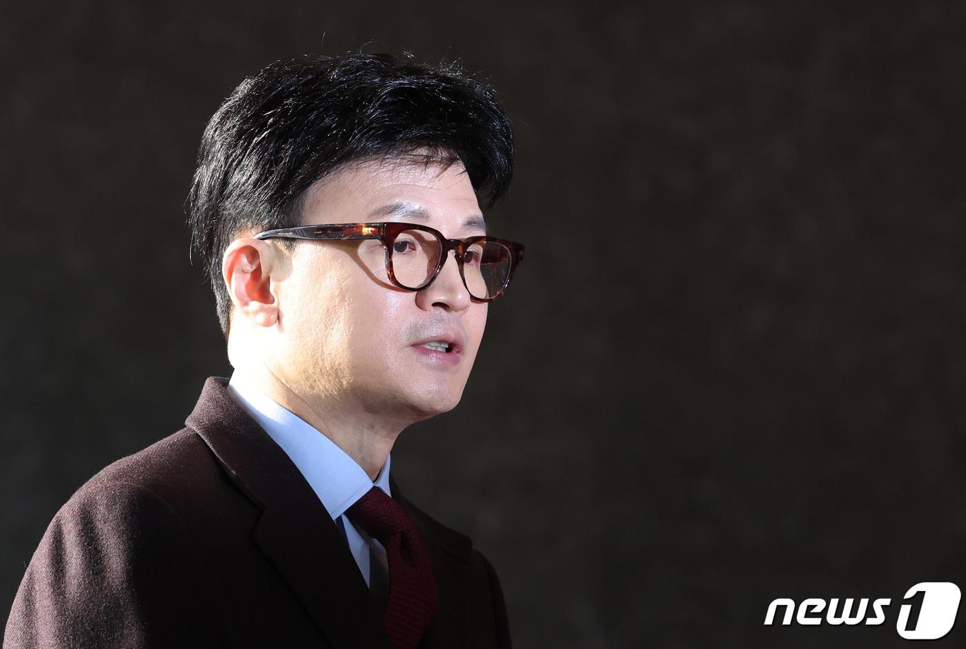 본문 이미지 - 한동훈 국민의힘 비상대책위원장이 27일 서울 여의도 국회에서 취재진의 질문을 받고 있다. 2023.12.27/뉴스1 ⓒ News1 송원영 기자