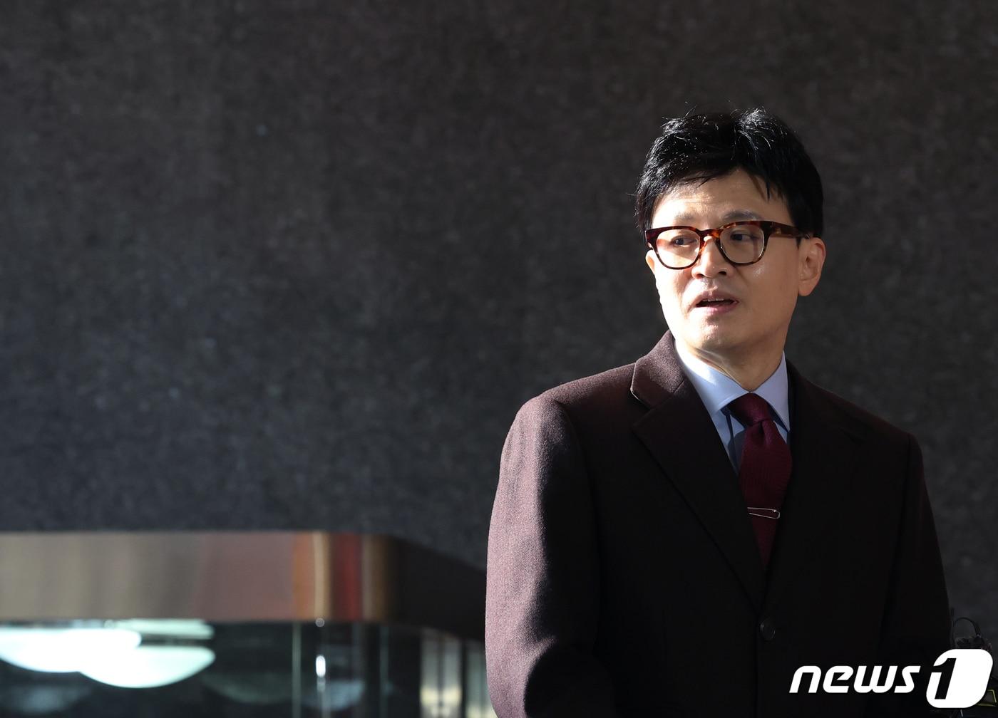 본문 이미지 - 한동훈 국민의힘 비상대책위원장이 27일 서울 여의도 국회에서 취재진의 질문을 받고 있다. 2023.12.27/뉴스1 ⓒ News1 송원영 기자