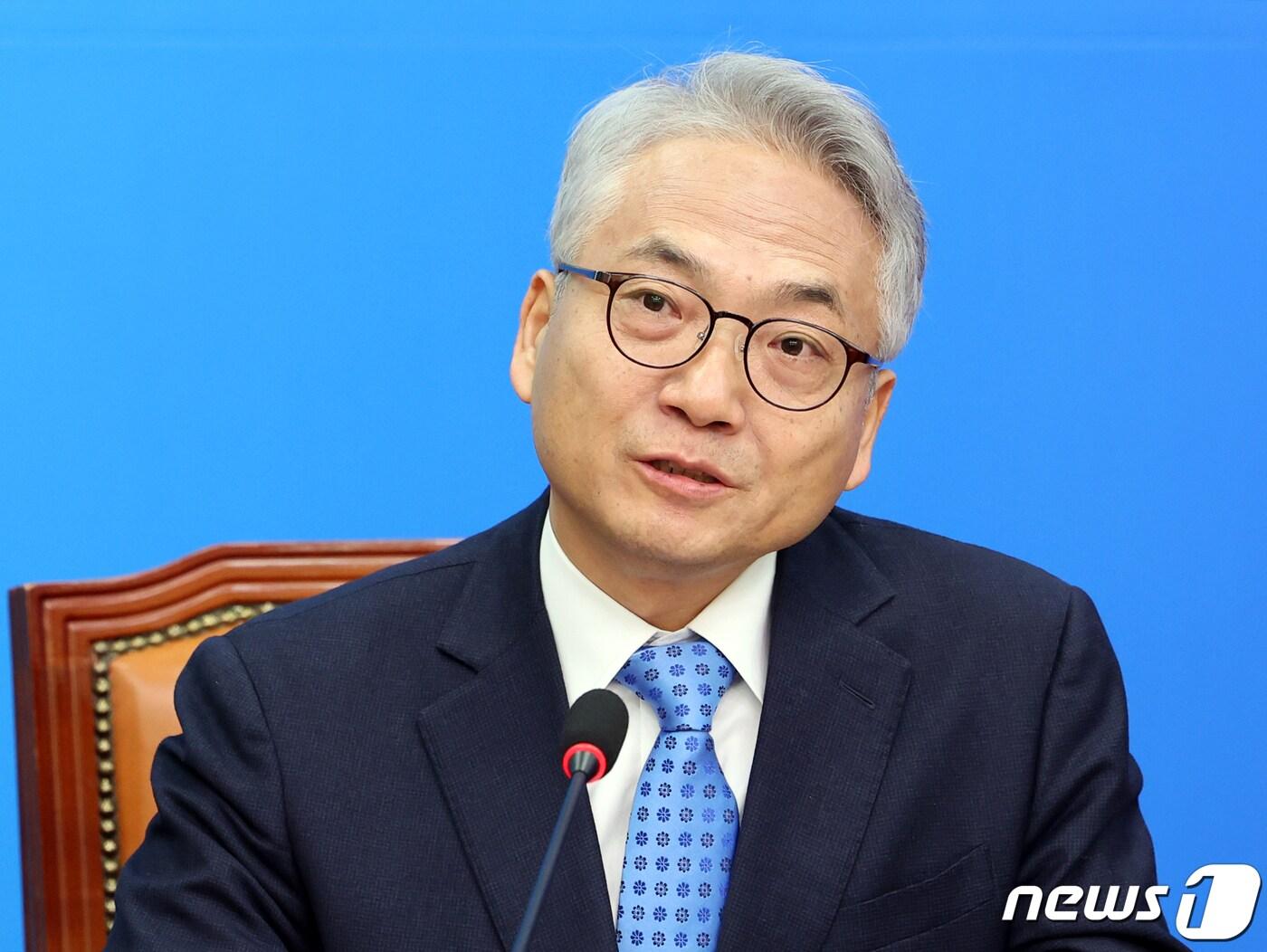 본문 이미지 - 더불어민주당 4호 인재로 영입된 박선원 전 국가정보원 제1차장이 27일 오전 서울 여의도 국회에서 열린 민주당 4·5호 인재영입식에서 인사말을 하고 있다. 더불어민주당은 이날 인재 4호에 '외교·안보 전문가' 박선원 전 국가정보원 제1차장을, 인재 5호에 '보건·의료 전문가' 강청희 전 대한의사협회 상근부회장을 발탁했다. 2023.12.27/뉴스1 ⓒ News1 황기선 기자
