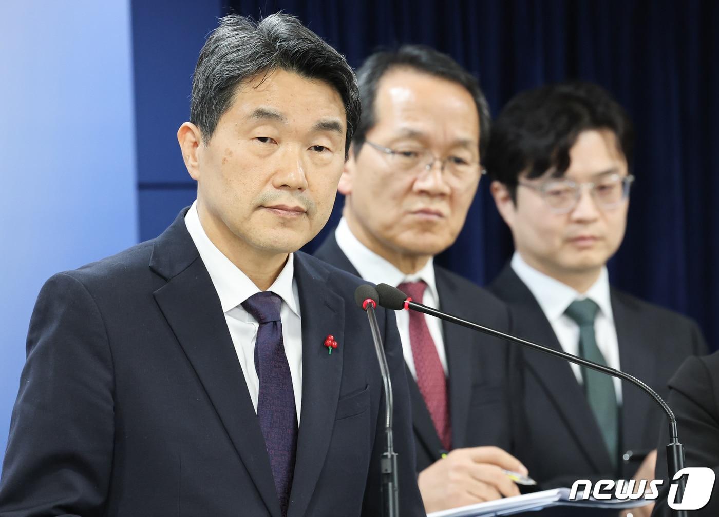 본문 이미지 - 이주호 부총리 겸 교육부 장관이 27일 서울 종로구 정부서울청사에서 2028 대학입시제도 개편안 확정안을 발표한 뒤 기자들의 질의를 듣고 있다. 2023.12.27/뉴스1 ⓒ News1 허경 기자