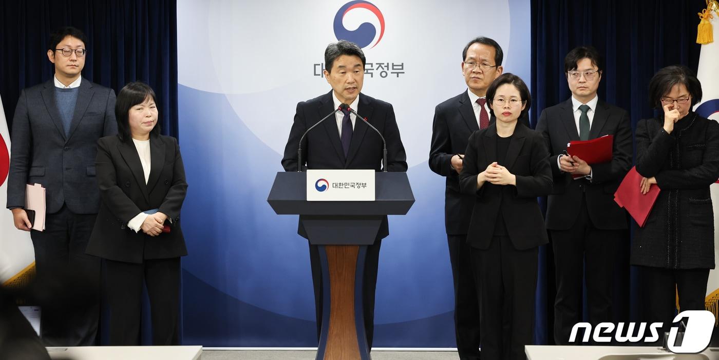 본문 이미지 - 이주호 사회부총리 겸 교육부 장관이 지난 27일 서울 종로구 정부서울청사에서 2028 대학입시제도 개편안 확정안을 발표한 뒤 기자들의 질의에 답하고 있다. 2023.12.27./뉴스1 ⓒ News1 허경 기자