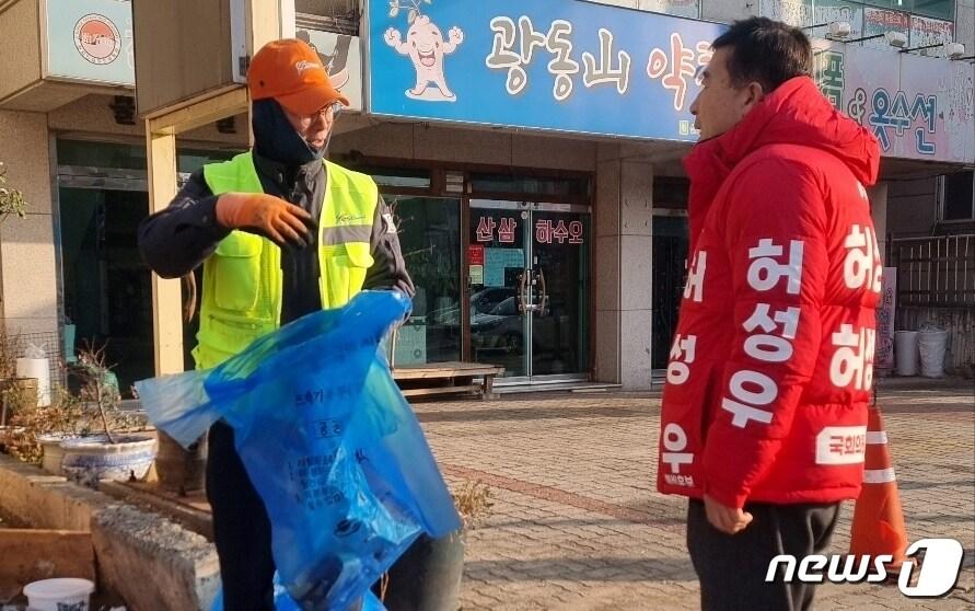 본문 이미지 - 허성우 예비후보가 27일 환경미화원과 얘기를 나누고 있다. (허성우 측 제공) 2023.12.27/뉴스1