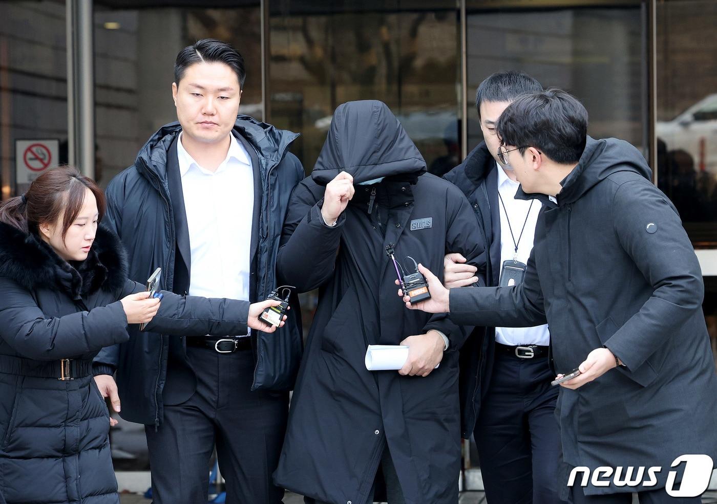 본문 이미지 - 롤스로이스 돌진 사건 가해자에게 마약류를 처방한 혐의를 받는 40대 염모 씨가 27일 오전 서울 서초구 서울중앙지법에서 열린 구속 전 피의자 심문(영장실질심사)를 마친 뒤 법원 밖으로 나가고 있다. 경찰은 이와 함께 염 씨가 지난해 1월부터 올 10월까지 수면 마취 상태인 여성 10여 명을 휴대전화로 불법 촬영한 혐의를 추가로 적용했다. 2023.12.27 ⓒ 뉴스1 장수영 기자