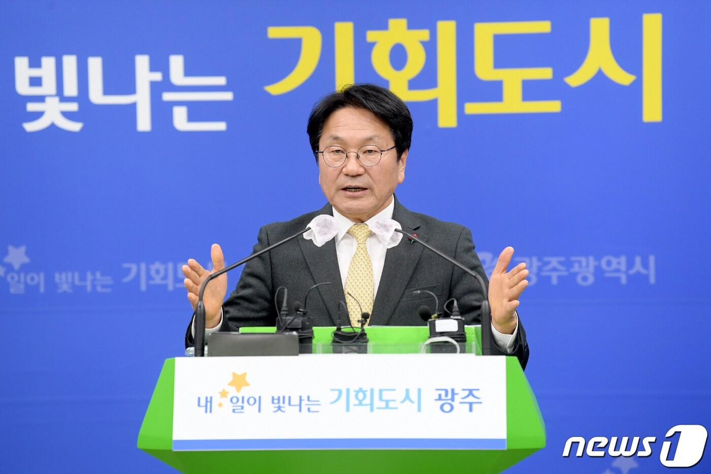 본문 이미지 - 강기정 광주시장이 27일 오전 시청 브리핑실에서 송신년 기자회견을 열고 "더 살기 좋은 광주, 더 즐기기 좋은 광주, 더 기업하기 좋은 광주를 만들겠다＂고 밝히고 있다.(광주시 제공)2023.12.27/뉴스1 