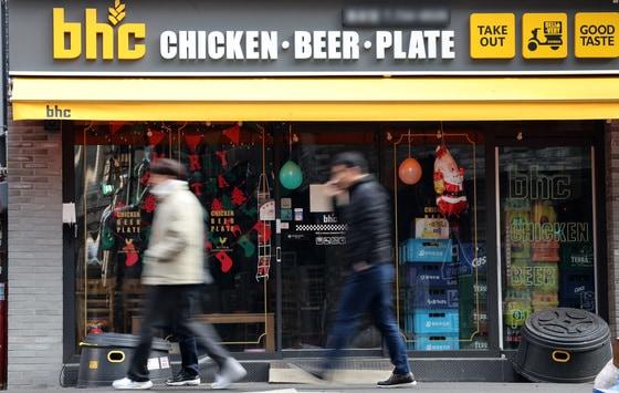 본문 이미지 - 서울 시내 한 bhc 매장 모습. 2023.12.27/뉴스1 ⓒ News1 김성진 기자