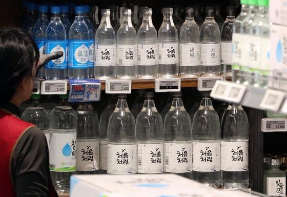 본문 이미지 - 서울의 한 대형마트 주류 판매대에 소주 처음처럼이 진열돼 있다.. 2023.12.27/뉴스1 ⓒ News1 이동해 기자