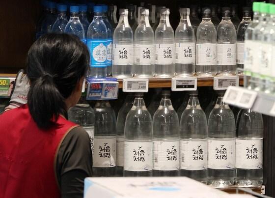 본문 이미지 - 서울의 한 대형마트 주류 판매대에 소주가 진열돼 있다. 2023.12.27/뉴스1 ⓒ News1 이동해 기자