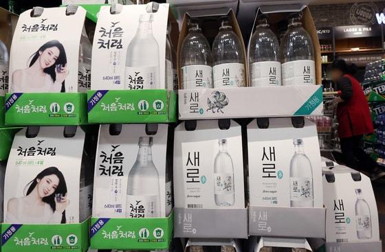 본문 이미지 - 롯데칠성음료 소주 제품인 '처음처럼'과 '새로'가 서울의 한 대형마트 주류 판매대에 진열돼 있다. 2023.12.27/뉴스1 ⓒ News1 이동해 기자