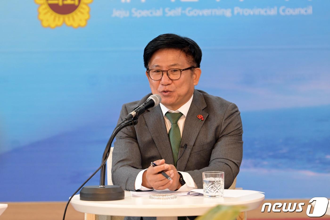 본문 이미지 - 27일 오전 제주도의회 도민카페에서 김경학 도의회 의장이 신년 언론 공동대담을 하고 있다(도의회 제공).2023.12.27/뉴스1 ⓒ News1 고동명 기자