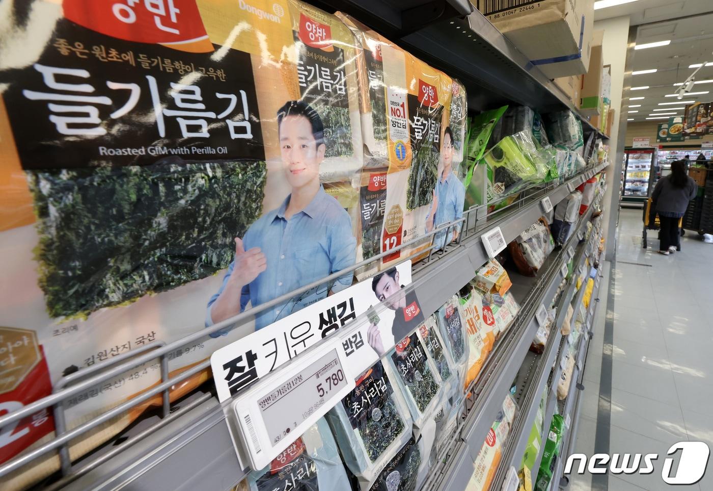 제품용량 변경에 대한 정보 공개를 의무화하는 내용의 슈링크플레이션 방지 방안 고시 개정안 행정예고를 시작하는 27일 서울의 한 대형마트에 김 제품이 진열돼 있다. 이에 정부는 오늘부터 물품을 제조하는 사업자가 용량 등 주요 사항을 변경하고도 해당 사실을 알리지 않을 경우 과태료를 부과하는 내용의 고시 개정안을 행정예고한다고 밝혔다. 내년 2~3월 중 개정안 통과를 마무리할 계획이다. 한편, 한국소비자원이 조사한 결과 최근 1년간 김·냉동만두·맥주·우유·치즈 등 9개 품목의 37개 상품의 용량이 줄어든 것으로 나타났다. 2023.12.27/뉴스1 ⓒ News1 이동해 기자