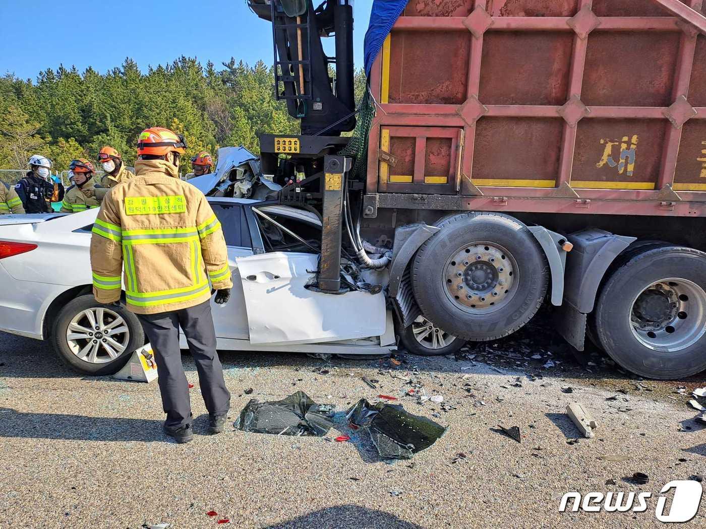 본문 이미지 - 국도 7호선 임원졸음쉼터 울진방향 사고 현장.(강원도소방본부 제공)