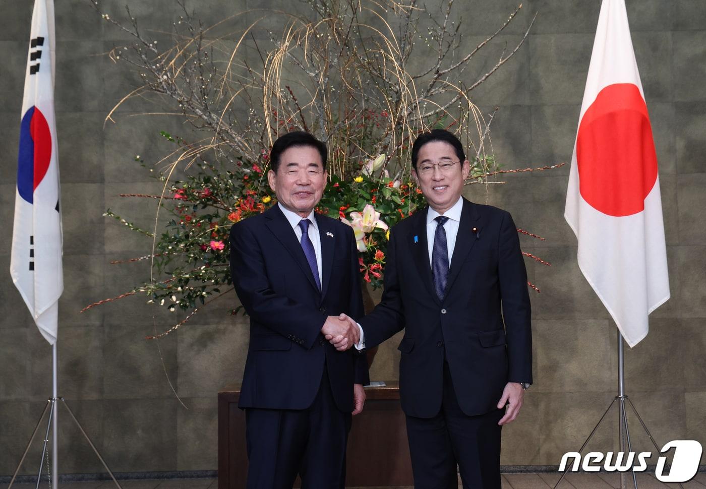 본문 이미지 - 일본을 공식 방문한 김진표 국회의장이 27일 일본 도쿄 총리관저에서 기시다 후미오 일본 내각총리대신과 면담 전 악수를 나누고 있다. (국회 제공) 2023.12.27/뉴스1 ⓒ News1 황기선 기자