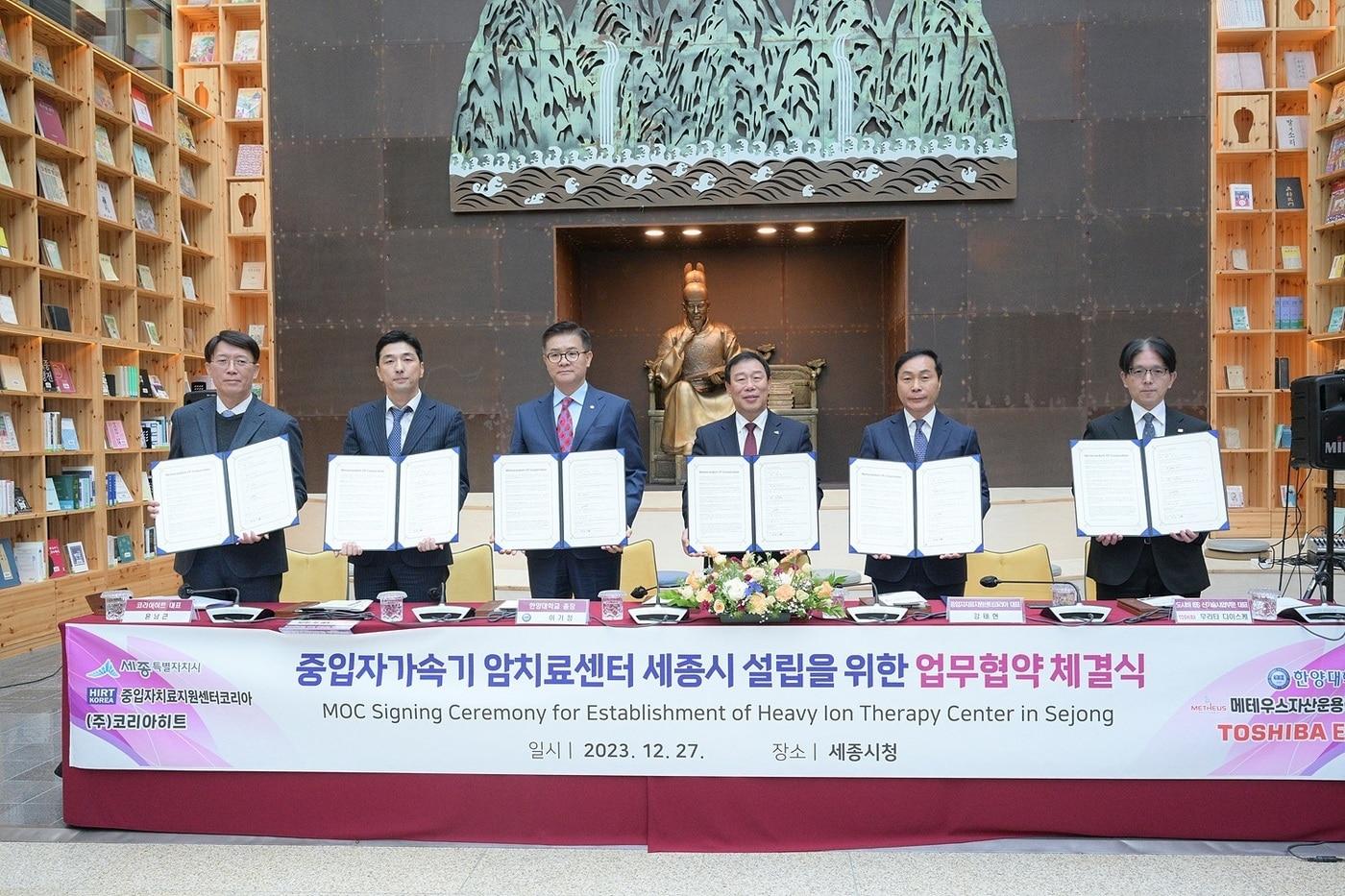 본문 이미지 - 27일 세종시청 책문화센터에서 열린 중입자가속기 암치료센터 세종시 설립을 위한 업무협약식 모습. 왼쪽부터 윤남근 코리아히트 대표, 김세헌 메테우스자산운용 부문대표, 이기정 한양대 총장, 최민호 시장, 강태현 중입자치료지원센터코리아 대표, 무라타 다이스케 도시바ESS 신기술사업부문 대표. (세종시 제공 ) / 뉴스1