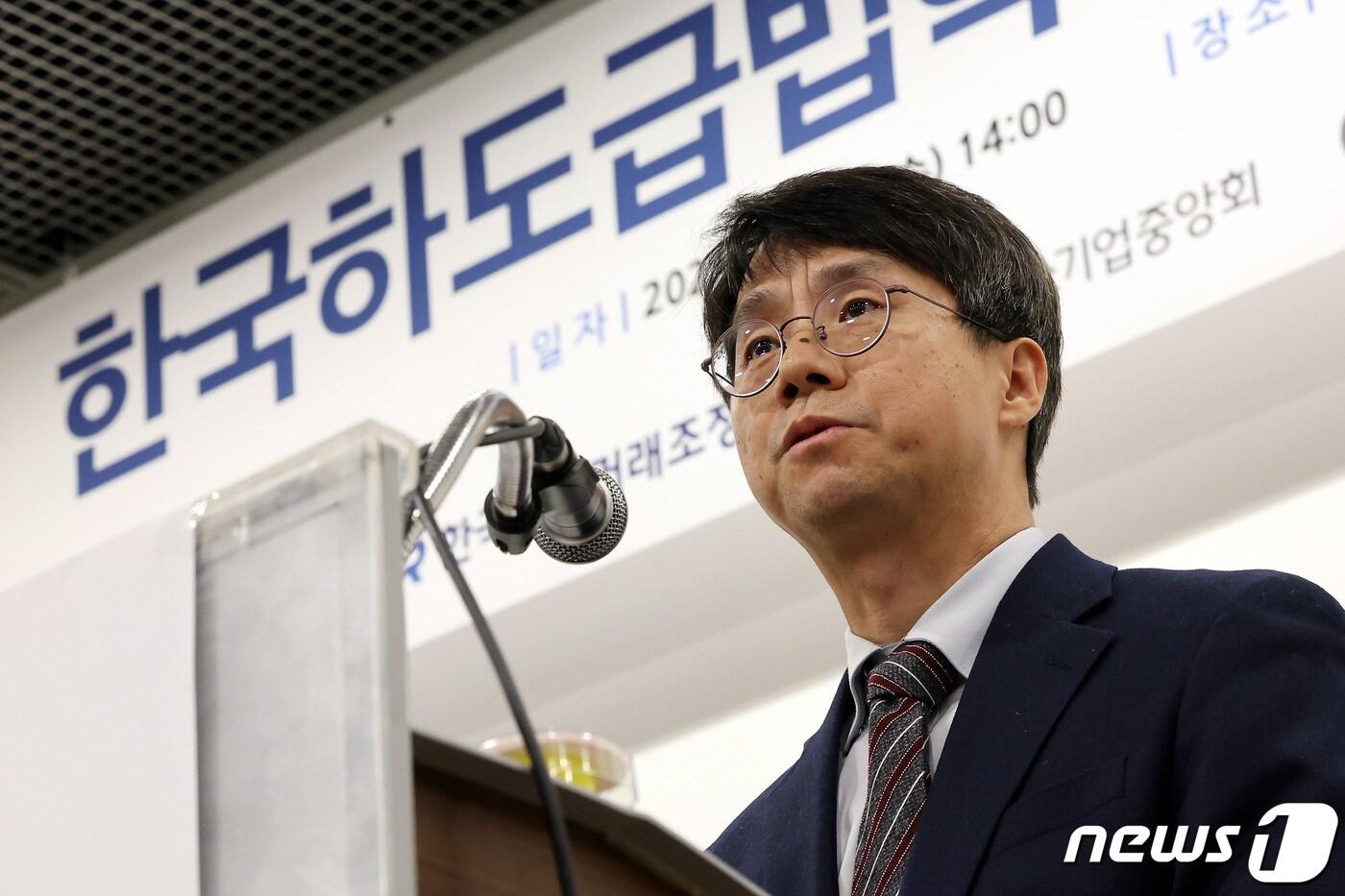 최영근 한국공정거래조정원 원장이 지난해 12월 서울 중구 대한상공회의소에서 열린 한국하도급법학회 창립총회에서 축사하고 있다. 2023.12.27/뉴스1 ⓒ News1 이동해 기자