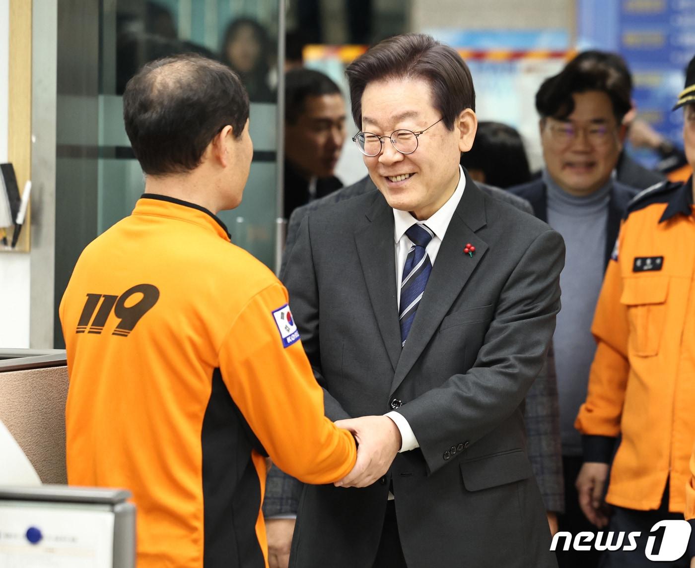 본문 이미지 - 이재명 더불어민주당 대표가 27일 오후 인천 남동구 인천공단소방서를 방문해 찾아 소방대원들을 격려하고 있다. 2023.12.27/뉴스1 ⓒ News1 구윤성 기자