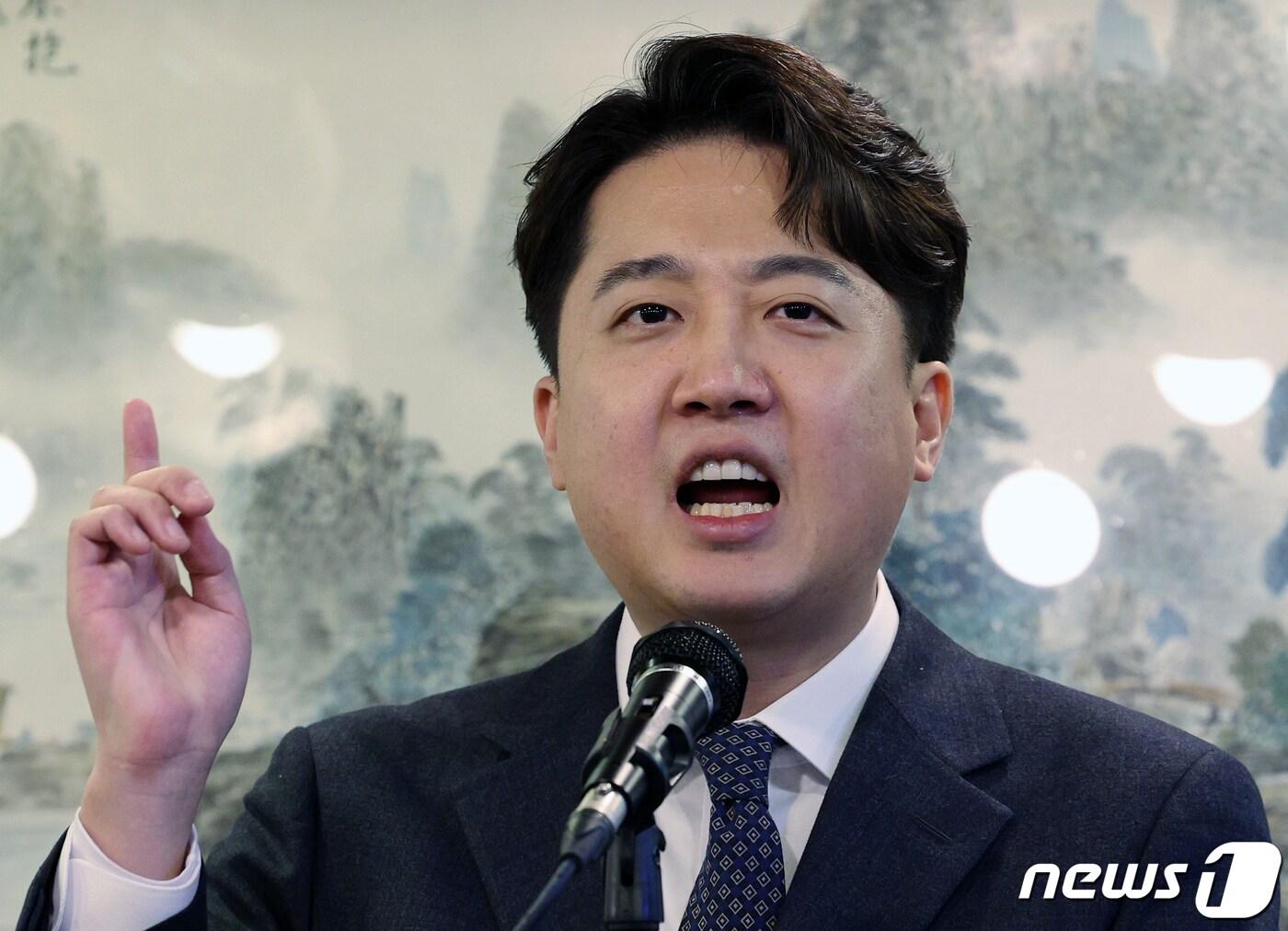 본문 이미지 - 이준석 전 국민의힘 대표가 27일 오후 서울 노원구의 한 음식점에서 탈당 기자회견을 하고 있다. 이 전 대표는 탈당과 동시에 신당 창당준비위원회(창준위)을 꾸리고 내년 1월 가칭 '개혁신당' 출범을 목표로 총선 준비에 나설 예정이다. 2023.12.27/뉴스1 ⓒ News1 박정호 기자