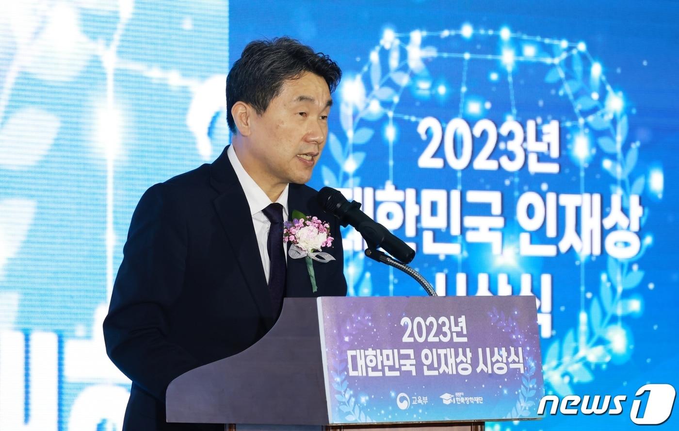 본문 이미지 - 이주호 사회부총리 겸 교육부 장관이 27일 세종컨벤션센터에서 열린 '2023년 대한민국 인재상 시상식'에서 축사하고 있다. (교육부 제공) 