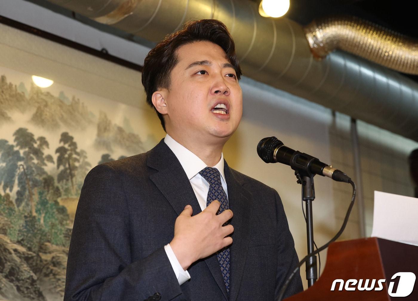 본문 이미지 - 이준석 전 국민의힘 대표가 27일 서울 노원구 상계동 한 식당에서 탈당 및 신당 창당 선언 기자회견을 하고 있다. (공동취재) 2023.12.27/뉴스1 ⓒ News1 박정호 기자