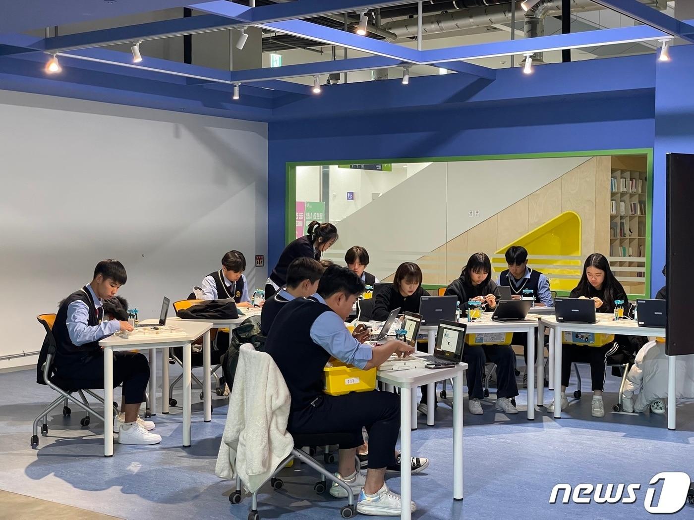 본문 이미지 - 창원공업고등학교 학생들이 경남교육 플랫폼 스마트 단말기 '아이북'을 통해 수업을 하고 있다.(경남교육청 제공)