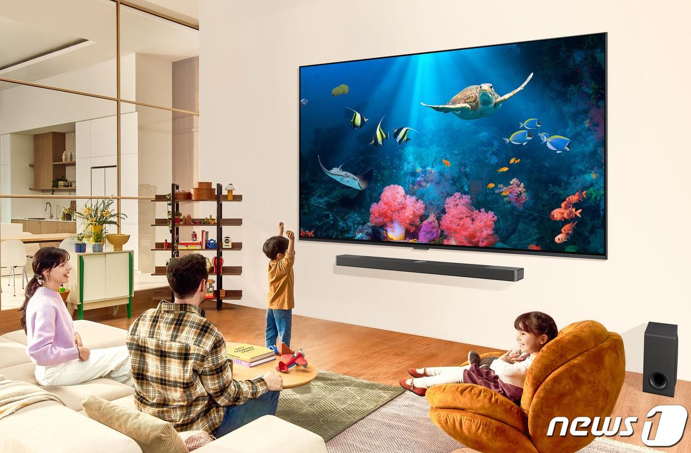 본문 이미지 -  2024년형 LG QNED TV는 AI 기술 기반의 '알파8 프로세서'를 적용해 더욱 뛰어난 화질과 음질을 제공한다. 98형 TV가 라인업에 새롭게 추가됐다. (LG전자 제공)