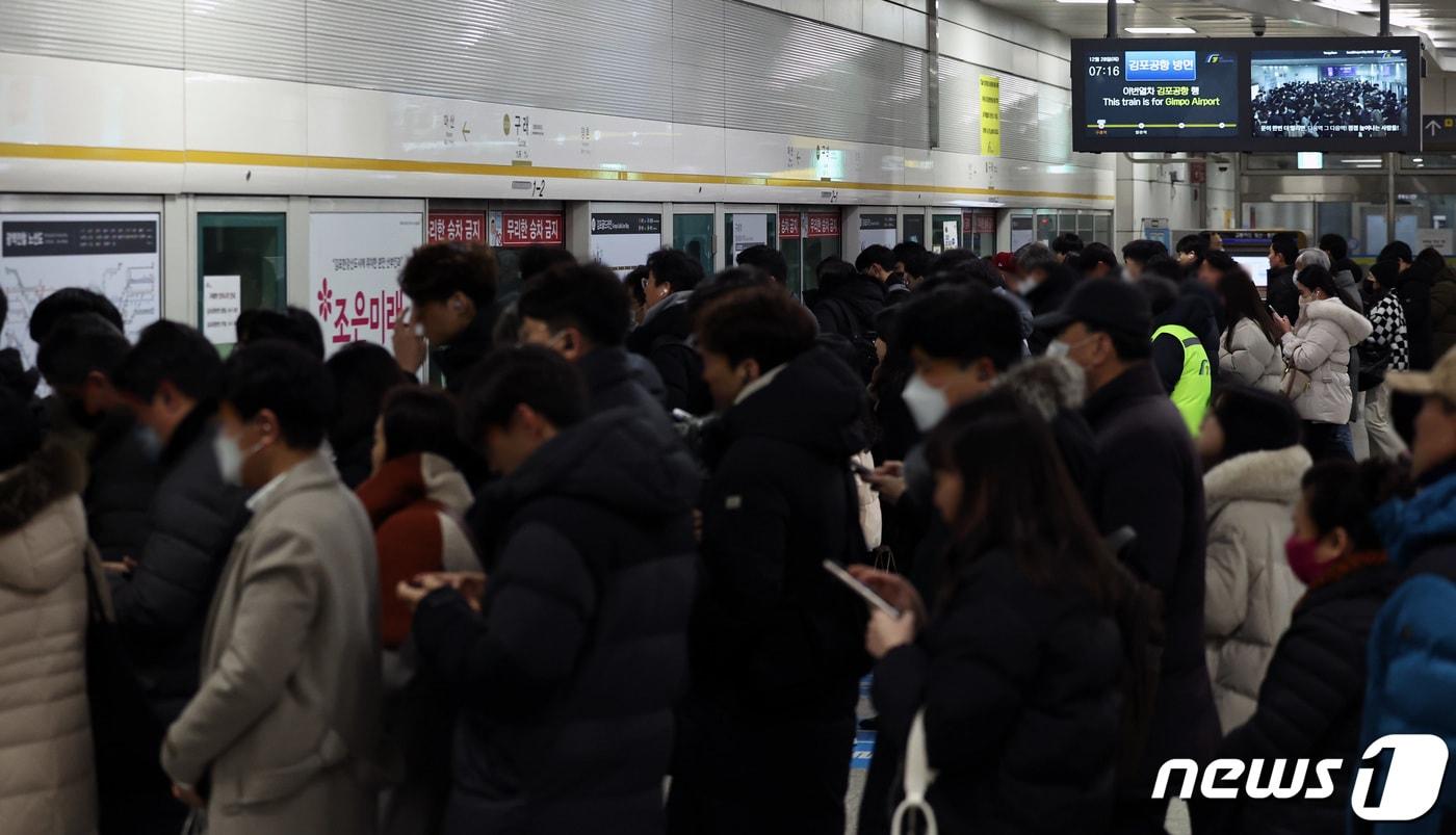 본문 이미지 - 2023년 12월 경기 김포시 김포골드라인 구래역의 출근길 모습. (뉴스1 DB) ⓒ 뉴스1 구윤성 기자