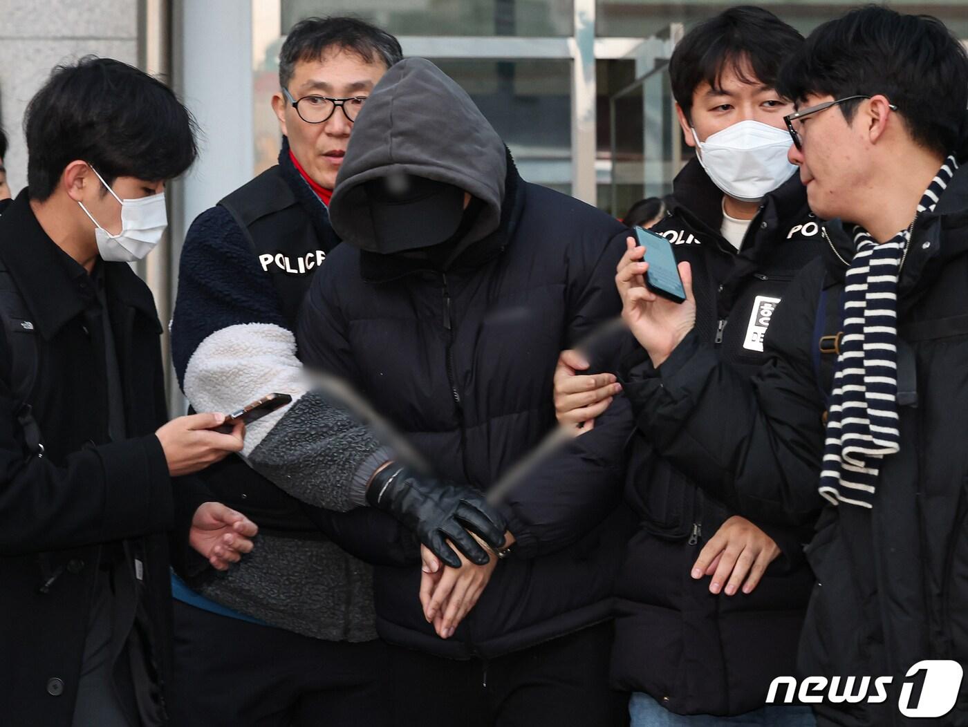 본문 이미지 - 경복궁 낙서 사건을 모방해 2차 낙서를 했던 20대 남성이 28일 오전 검찰로 송치되고 있다. 2023.12.28/뉴스1 ⓒ News1 김도우 기자