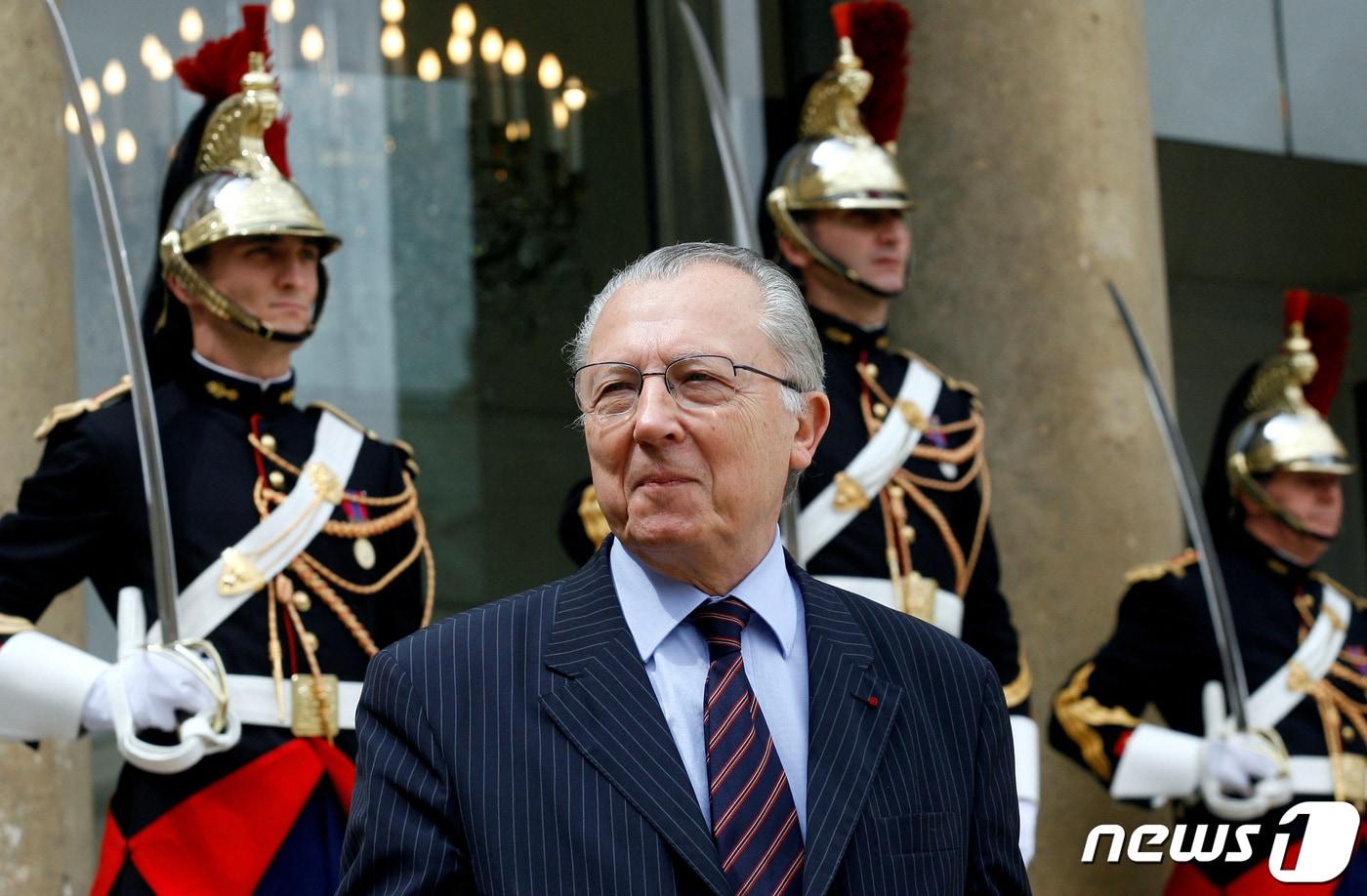 본문 이미지 - 유로화 출범에 핵심적인 역할을 한 자크 들로르 전 유럽연합(EU) 집행위원장이 27일(현지시간) 별세했다. 향년 98세. 들로르 전 위원장은 EU 단일 시장 창설을 주도하고 경제 및 통화 연합의 토대를 마련해 전후 유럽에서 중요한 인물 중 한 명으로 평가받는다. 사진은 2007년 7월5일 프랑스 파리 엘리제궁 앞에서 찍힌 들로르 전 위원장의 모습. 07.07.05 ⓒ 로이터=뉴스1 ⓒ News1 김예슬 기자