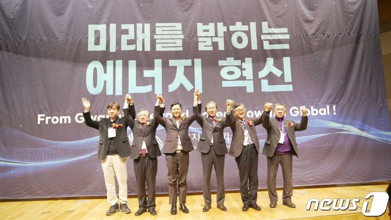 본문 이미지 - 광주과학기술원 에너지밸리기술원이 &#39;2023년 비전선포식 및 성과보고회&#39;를 갖고 있다. 왼쪽부터 서장원 광주지방기상청, 김영집 광주테크노파크 원장, 김광진 광주시 문화경제부시장, 임기철 지스트 총장, 이광희 에너지밸리기술원 원장, 김덕모 광주그린카진흥원 원장&#40;지스트 제공&#41;2023.12.28./뉴스1