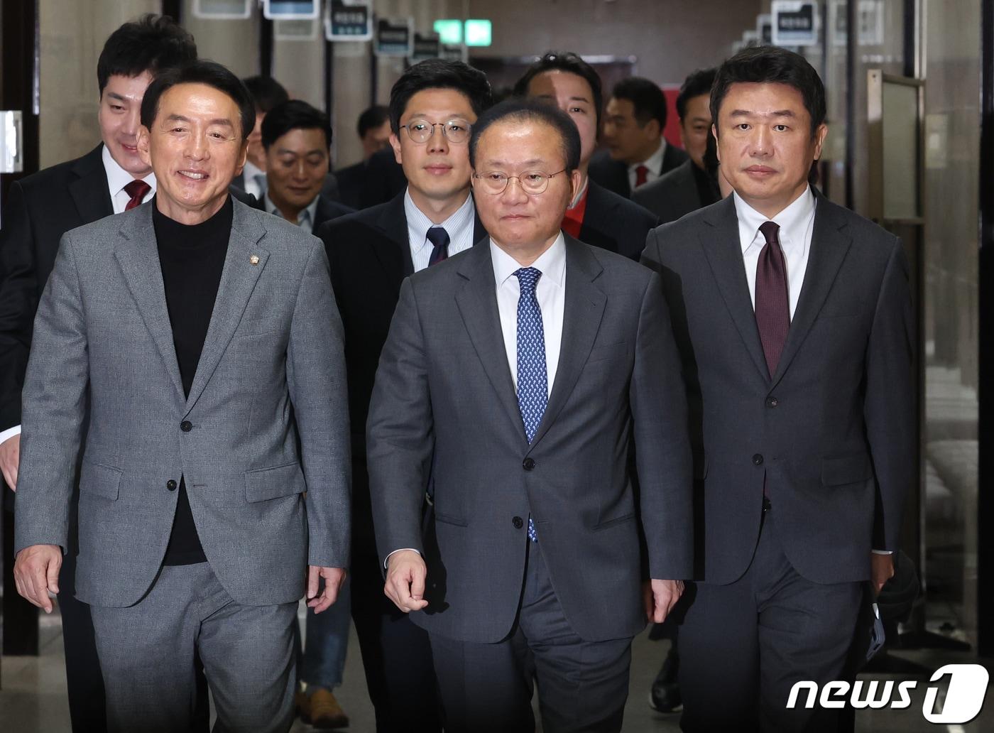 본문 이미지 - 윤재옥 국민의힘 대표 권한대행이 28일 서울 여의도 국회에서 열린 최고위원회의에 참석하고 있다. 2023.12.28/뉴스1 ⓒ News1 송원영 기자