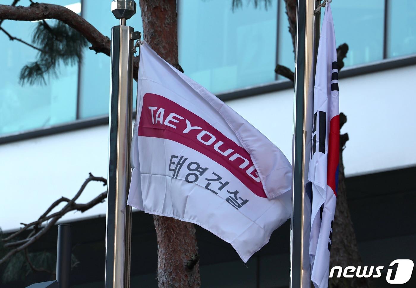 본문 이미지 - 부동산 프로젝트파이낸싱(PF)으로 유동성 문제를 겪고 있는 태영건설이 28일 워크아웃(기업구조개선작업)을 신청했다. 태영건설이 이달까지 갚아야 하는 대출 규모는 3956억원에 이른다. 내년 4분기까지 1년 사이에 만기가 도래하는 PF 보증 채무는 3조6027억 원에 육박한다. 사진은 이날 서울 영등포구 태영건설 본사. 2023.12.28/뉴스1 ⓒ News1 구윤성 기자