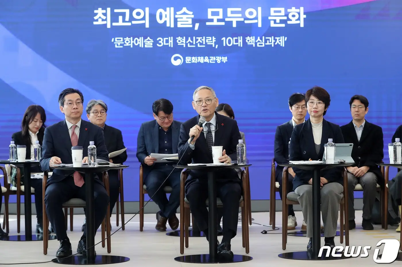본문 이미지 - 유인촌 문화체육관광부 장관이 28일 서울 서대문구 모두예술극장에서 ‘문화예술 3대 혁신전략, 10대 핵심과제’를 발표하고 있다. 2023.12.28/뉴스1 ⓒ News1 박세연 기자