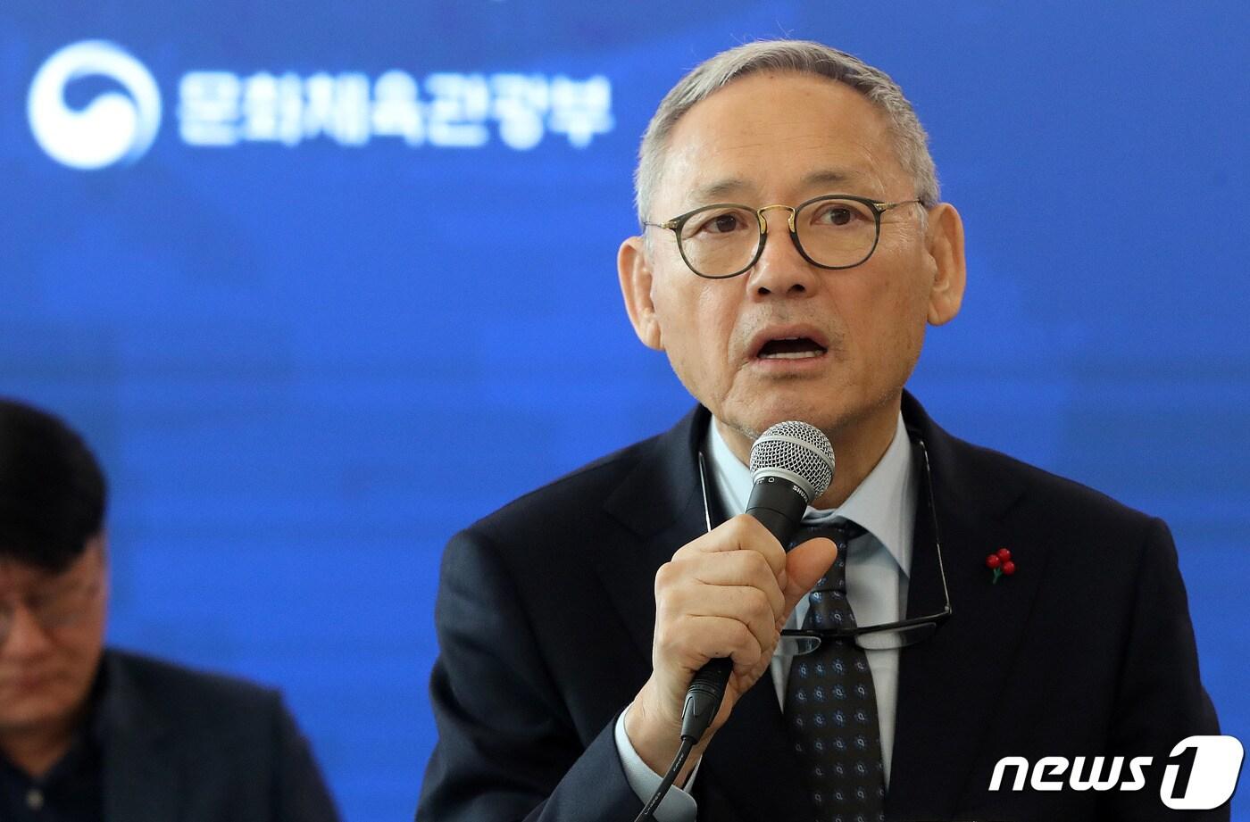 본문 이미지 - 유인촌 문화체육관광부 장관이 28일 서울 서대문구 모두예술극장에서 ‘문화예술 3대 혁신전략, 10대 핵심과제’를 발표하고 있다. 2023.12.28/뉴스1 ⓒ News1 박세연 기자