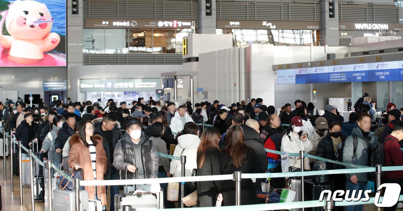본문 이미지 - 28일 오전 인천국제공항 출국장이 연말·연시를 해외에서 보내려는 출국인파로 붐비고 있다. 2023.12.28/뉴스1 ⓒ News1 권현진 기자