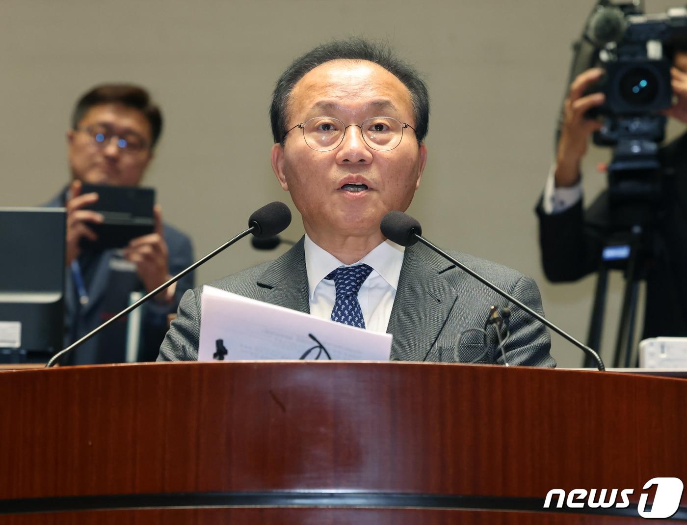 본문 이미지 - 윤재옥 국민의힘 대표 권한대행이 28일 서울 여의도 국회에서 열린 의원총회에서 발언을 하고 있다. 2023.12.28/뉴스1 ⓒ News1 송원영 기자