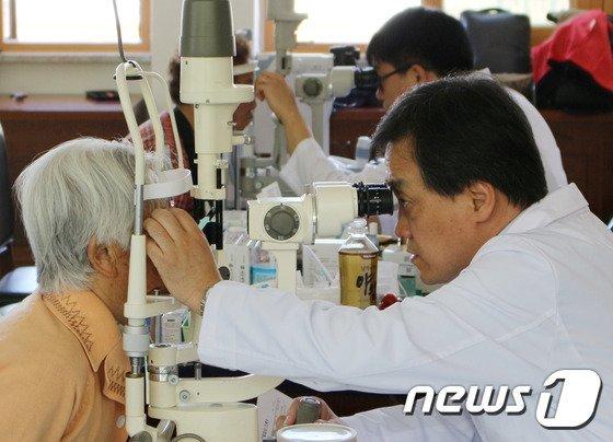 본문 이미지 - 한 노인이 안과 검사를 받고 있는 모습. /뉴스1 ⓒ News1 최창호 기자