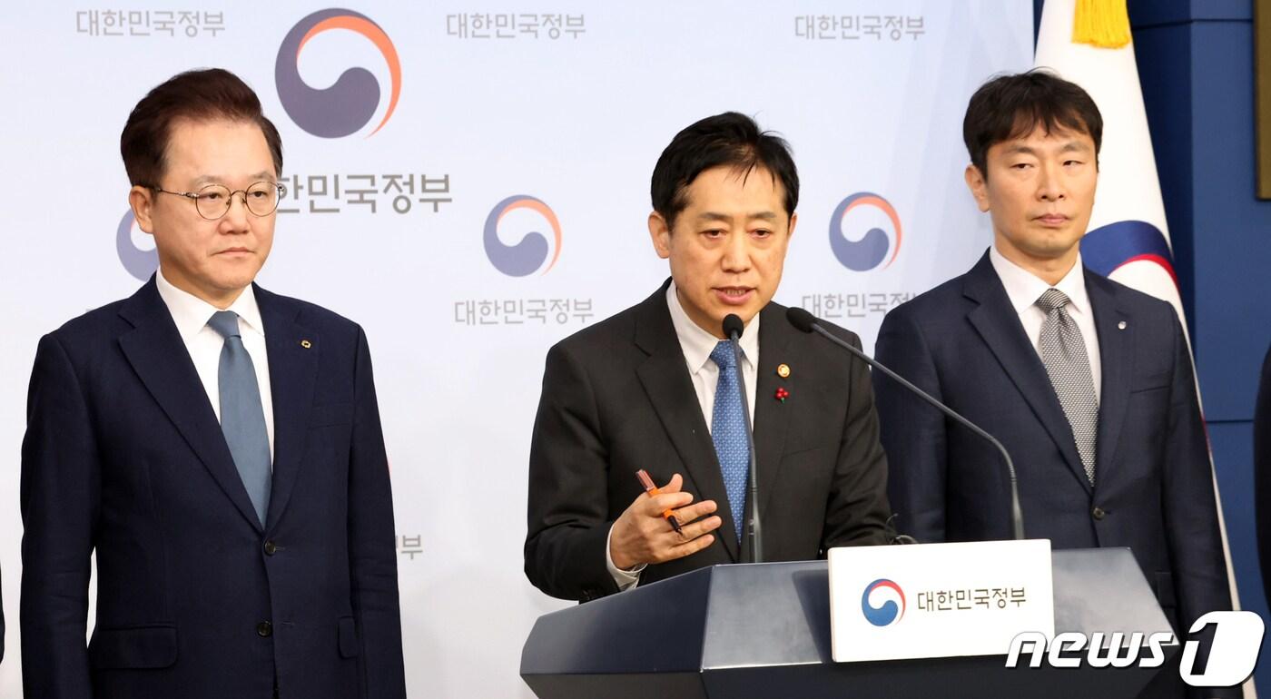 본문 이미지 - 김주현 금융위원장이 28일 오전 서울 종로구 정부서울청사 별관에서 태영건설 워크아웃 신청 관련 대응방안 관련 브리핑을 하고 있다. 2023.12.28/뉴스1 ⓒ News1 김명섭 기자
