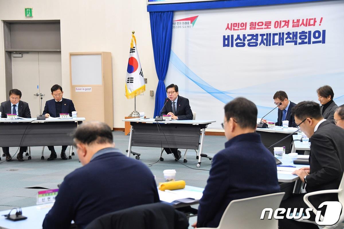 본문 이미지 - 28일 오전 부산시청 대회의실에서 박형준 부산시장 주재로 제40차 비상경제대책회의가 열리고 있다.(부산시청 제공)