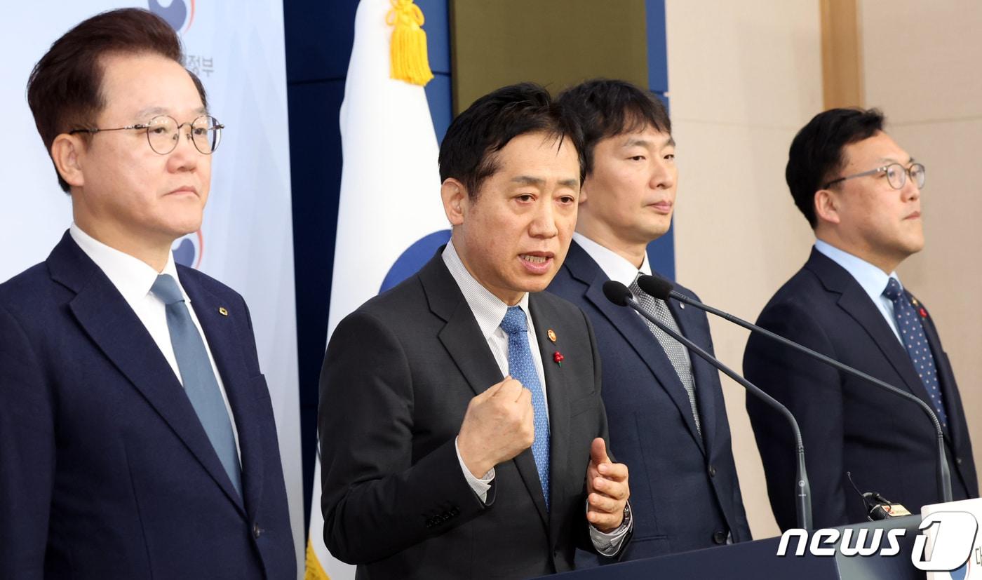 본문 이미지 - 김주현 금융위원장이 28일 오전 서울 종로구 정부서울청사 별관에서 태영건설 워크아웃 신청 관련 대응방안 관련 브리핑을 하고 있다. 2023.12.28/뉴스1 ⓒ News1 김명섭 기자