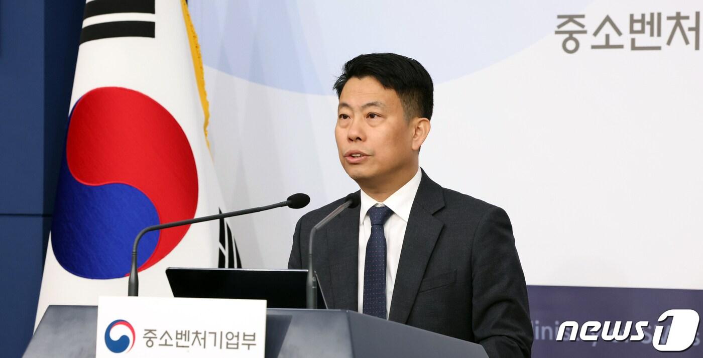 본문 이미지 - 임정욱 중소벤처기업부 창업벤처혁신실장이 28일 오후 서울 종로구 정부서울청사 별관에서 글로벌 혁신특구 후보지역 선정 결과와 향후 추진방향 브리핑을 하고 있다. 2023.12.28/뉴스1 ⓒ News1 김명섭 기자
