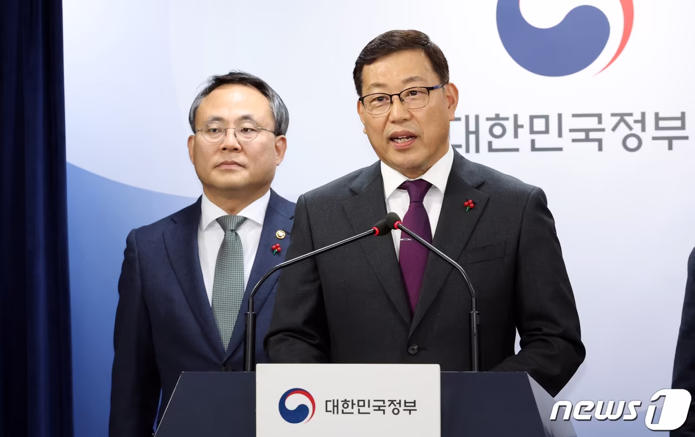 본문 이미지 - 백종욱 국가정보원 3차장이 28일 오후 서울 종로구 세종대로 정부서울청사에서 정부합동 주요시스템 특별점검 결과 발표를 하고 있다. 2023.12.28/뉴스1 ⓒ News1 김명섭 기자