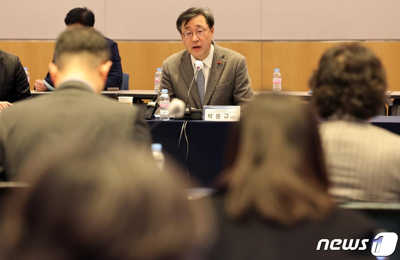 본문 이미지 - 박윤규 과학기술정보통신부 제2차관이 28일 오후 서울 여의도 전경련플라자에서 열린 글로벌 인공지능 규범 간담회에서 모두발언하고 있다. 2023.12.28/뉴스1 ⓒ News1 이동해 기자