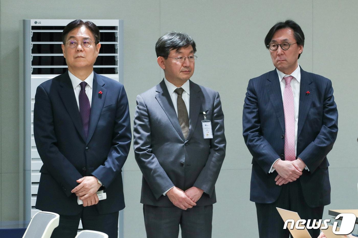 본문 이미지 - 신임 대통령 비서실장을 맡게 된 이관섭 정책실장(왼쪽부터), 정책실장 성태윤 연세대 경제학과 교수, 국가안보실장 장호진 외교부 1차관이 28일 용산 대통령실 브리핑룸에서 김대기 비서실장의 발표를 듣고 있다. 2023.12.28/뉴스1 ⓒ News1 안은나 기자