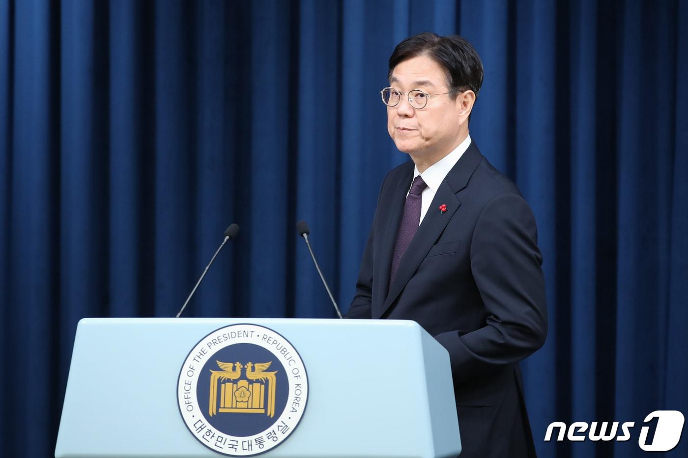 본문 이미지 - 이관섭 신임 대통령 비서실장이 28일 용산 대통령실 브리핑룸에서 비서실장 임명 소감을 밝히기 위해 단상에 오르고 있다. 2023.12.28/뉴스1 ⓒ News1 안은나 기자